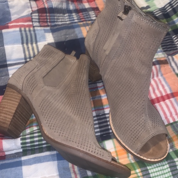 TOMS Tan booties - Picture 6 of 8
